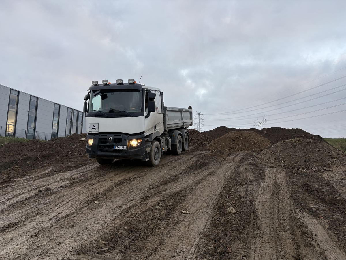 Kipper auf einer Erdbaustelle in der Dämmerung