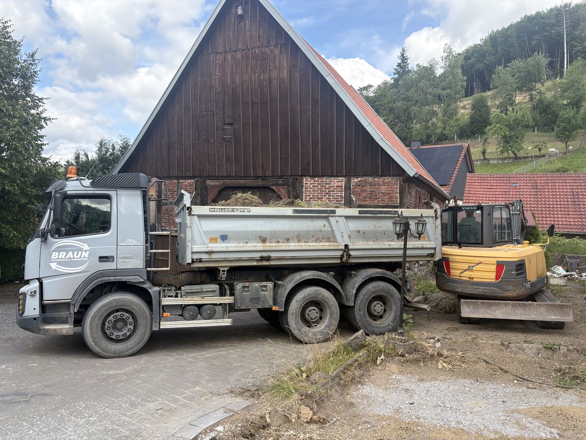 Kipper von Braun Transporte bei der Anlieferung an einer Hofeinfahrt im Sauerland
