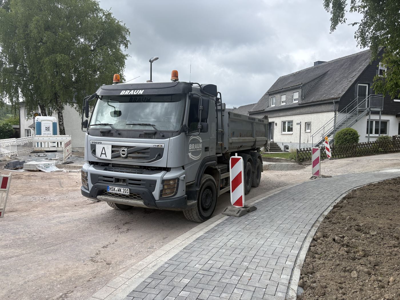 Kipper an einer neu gepflasterten Straße