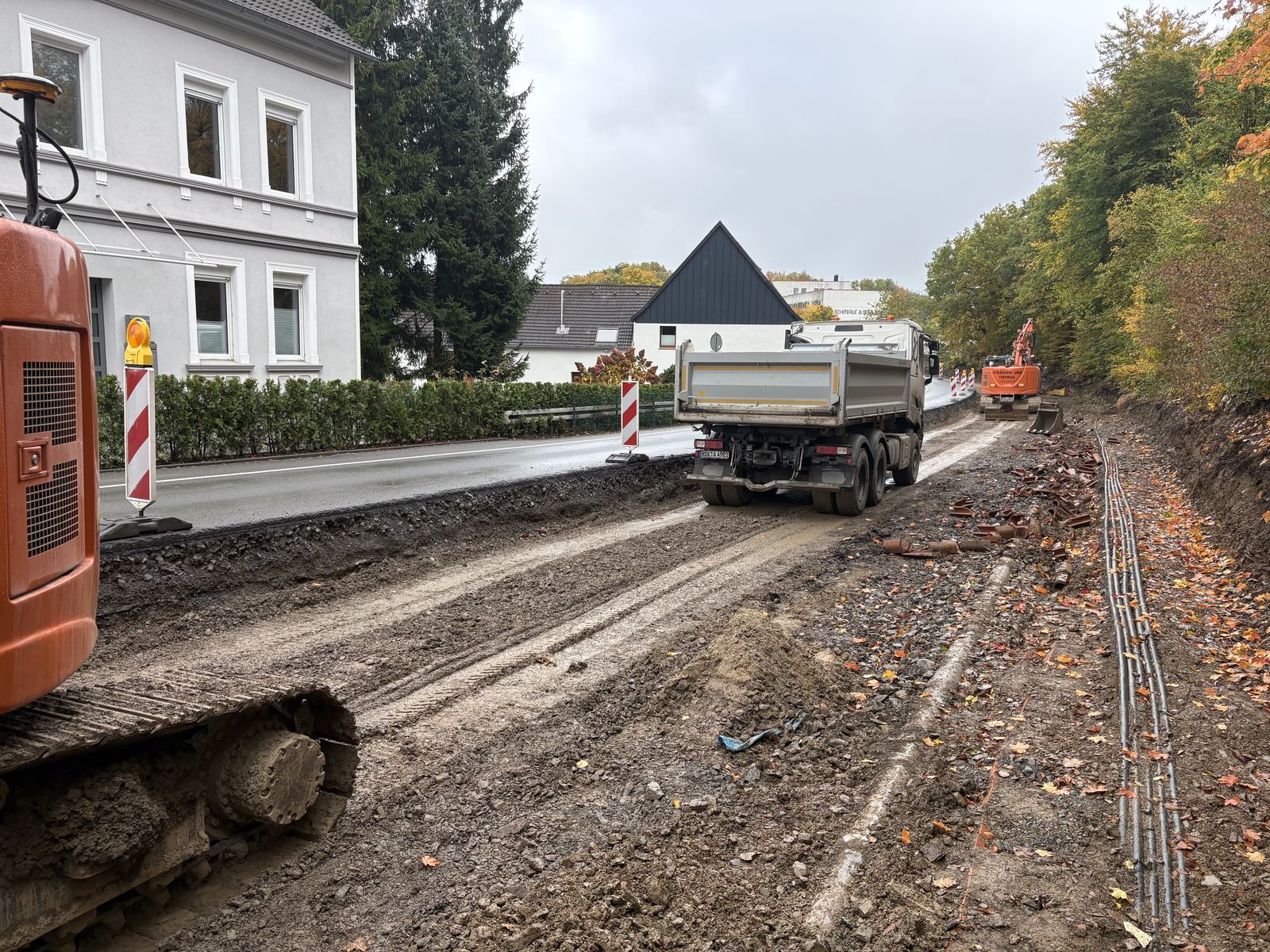 Kipper im Straßenbau, Fahrbahn im Aushub
