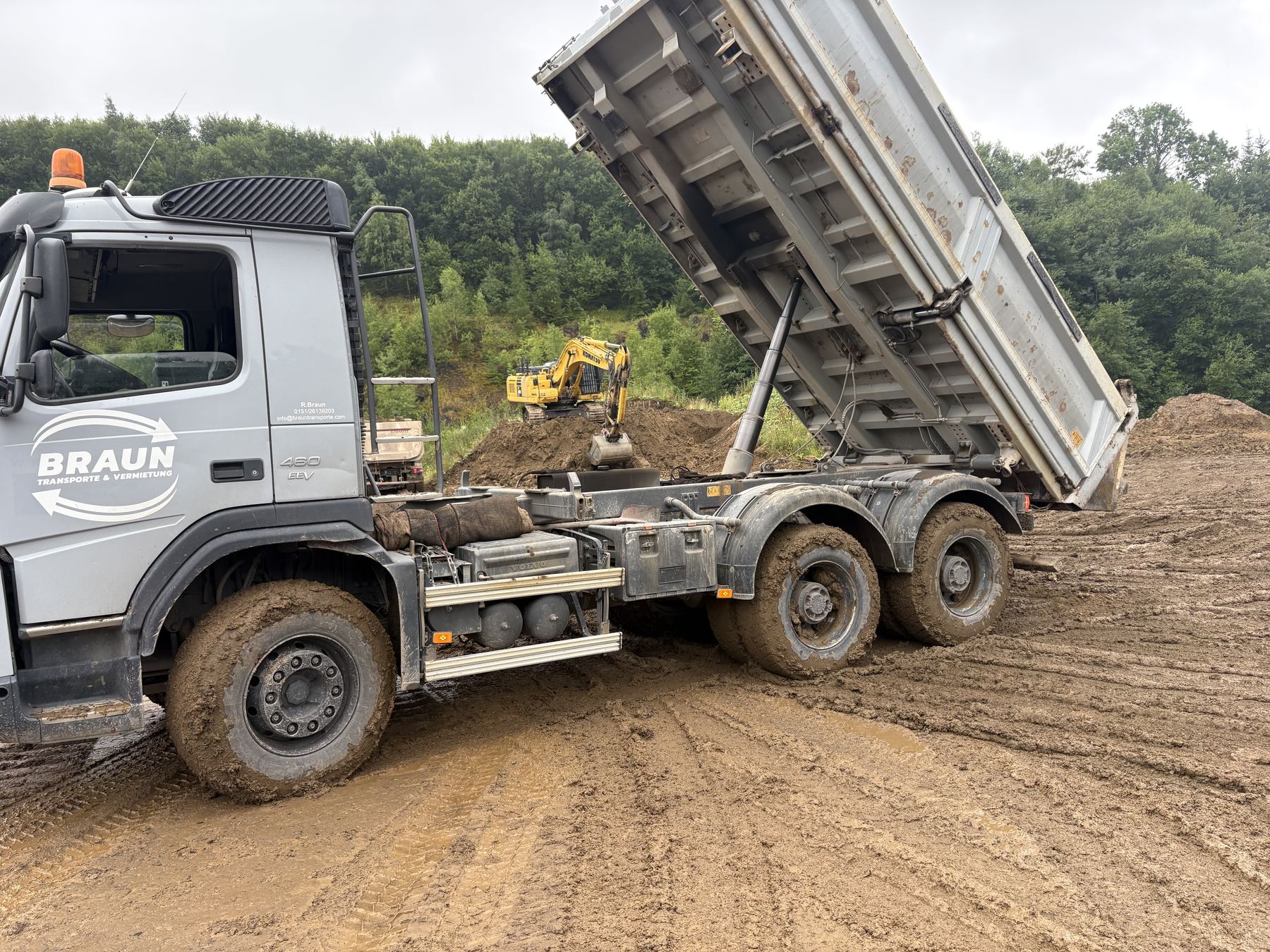 Kipper beim Abkippen auf einer Erdbaustelle